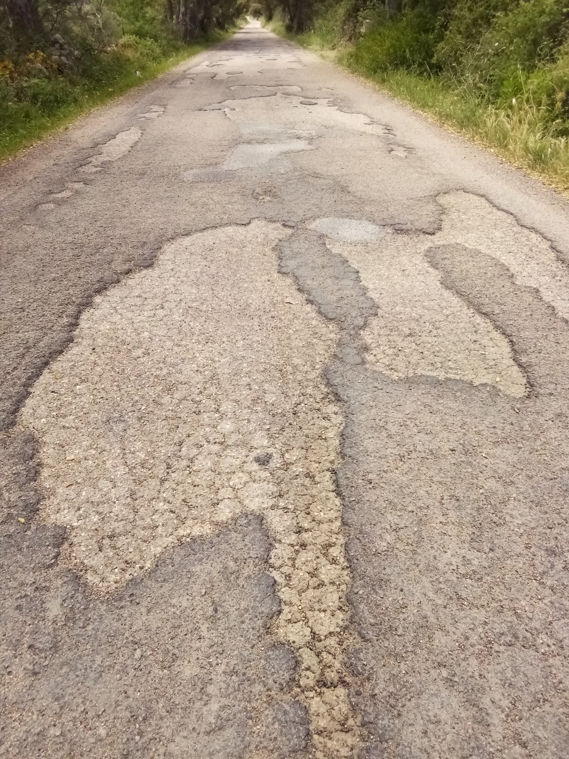 Retour sur le bitume... qui n'est parfois pas beaucoup mieux que du chemin.