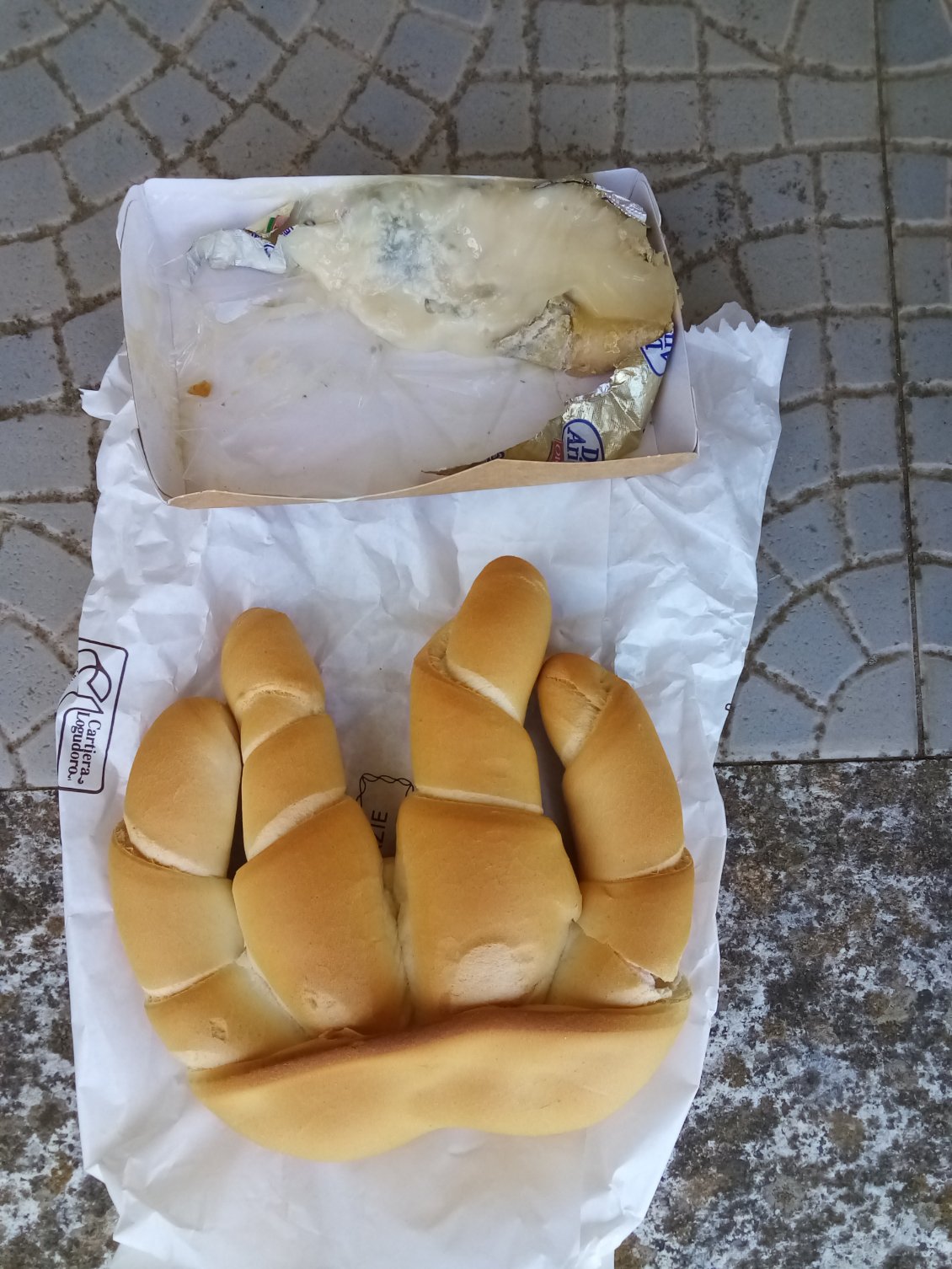 Le joli petit pain acheté à Tempio Pausania ce matin. Par contre du gorgonzola deux jours sans frigo, ce n'était pas la meilleure idée. Ce n'est déjà pas fade comme fromage mais là ça en devient TRÈS goûtu.