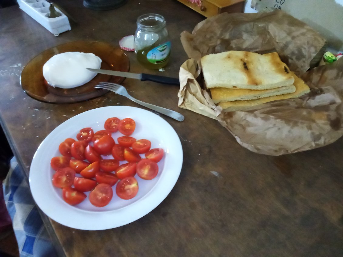 16h, dans la chambre : burrata, focaccia, tomates cerises et olio d'oliva de la casa. Je me régale.