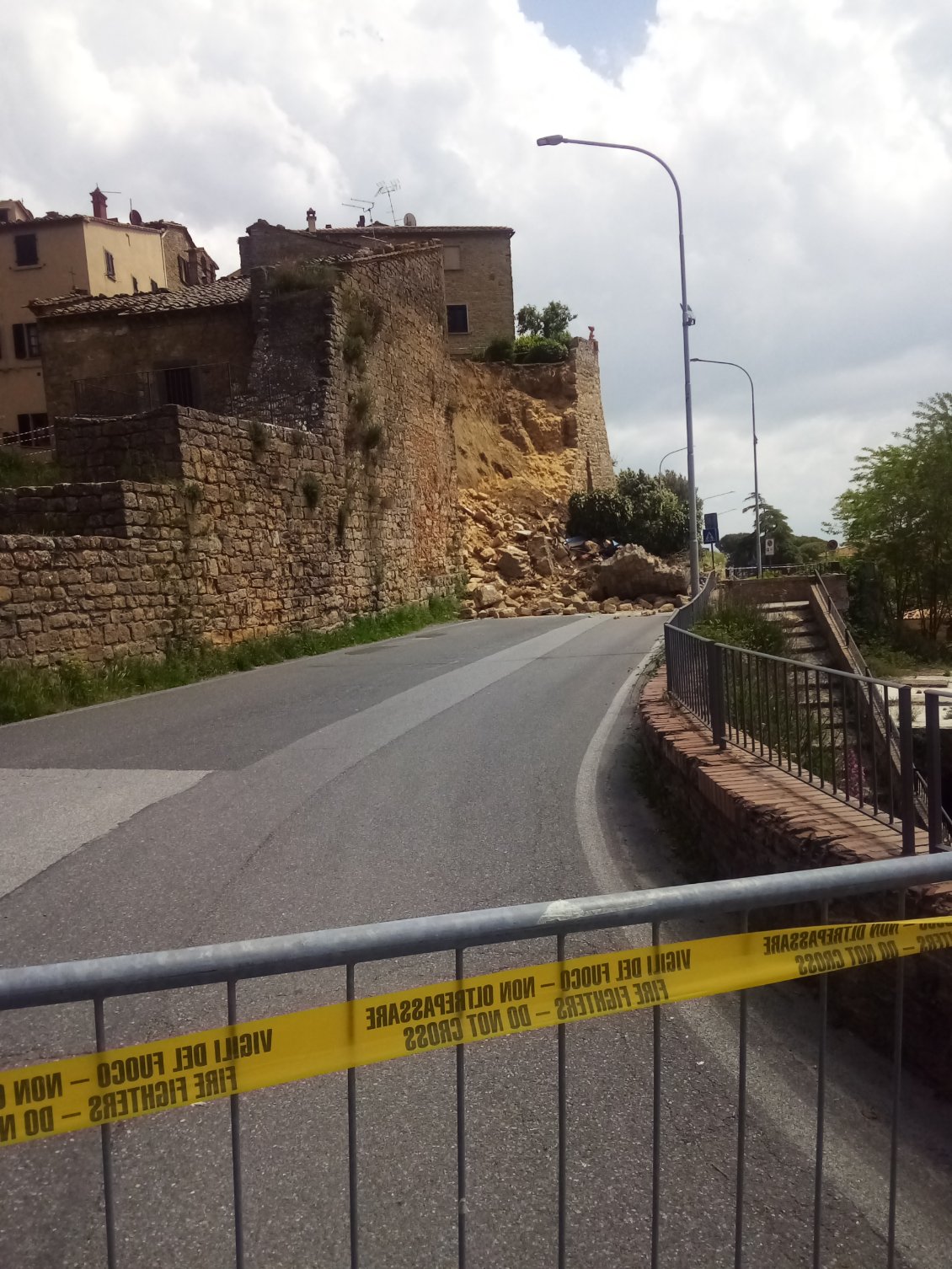 Allez, comme d'habitude je prends la route barrée pour repartir. Ben oui, à vélo ça passe toujours. Ha non, pas toujours...