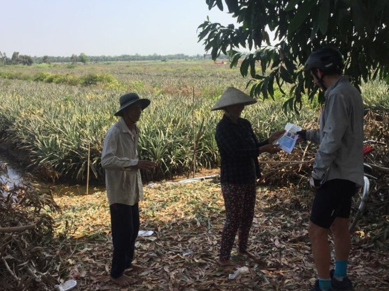 J2. Pour faciliter la communication lors des rencontres, je montre un papier avec mon itinéraire et un descriptif en Vietnamien.