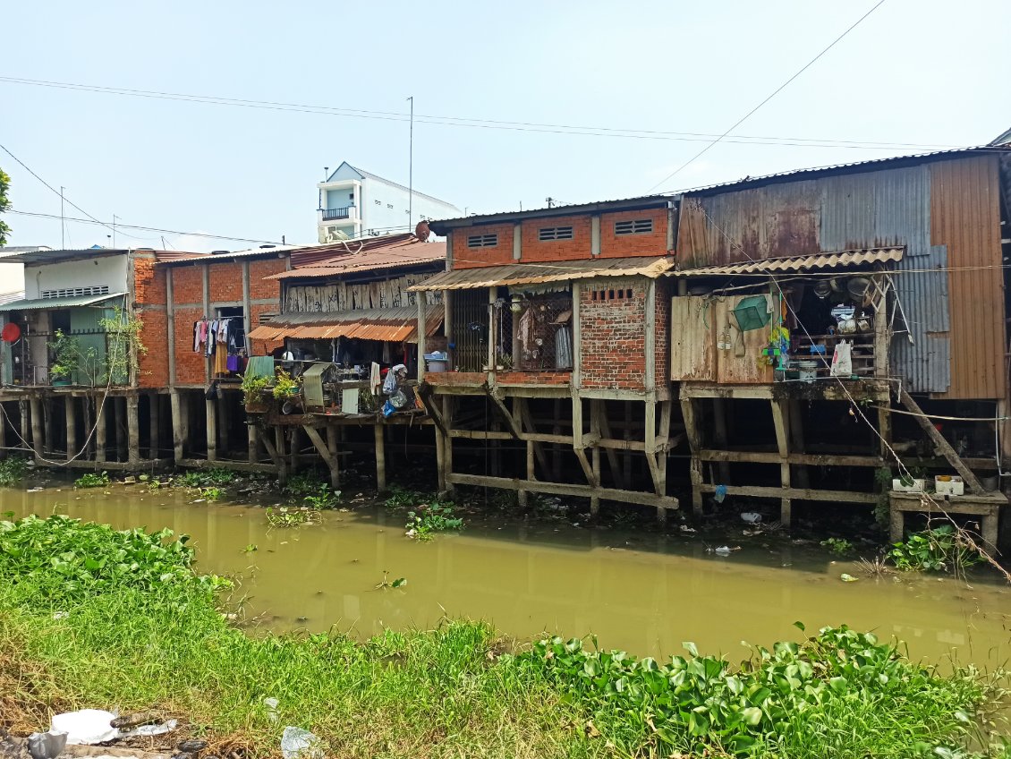 J2. Les Vietnamiens savent faire preuve d'ingéniosité pour vivre sur l'eau.