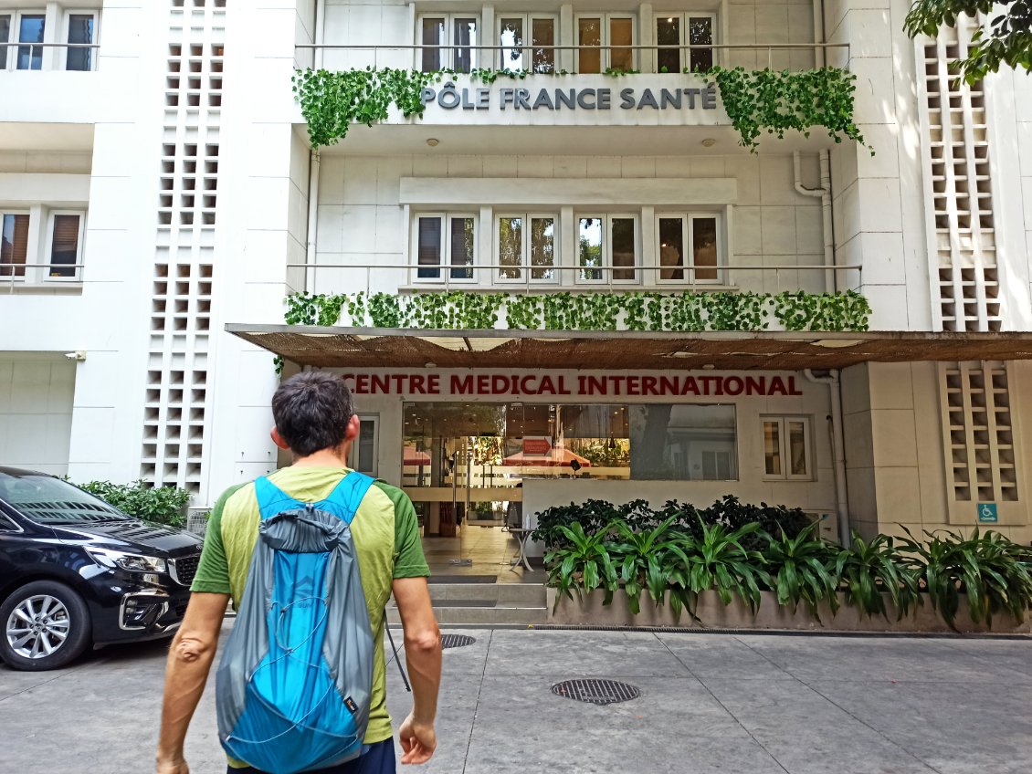 J4. Sur les recommandations du médecin de mon assurance qui a trouvé le traitement trop léger, je visite le lendemain le centre médical international (au top).