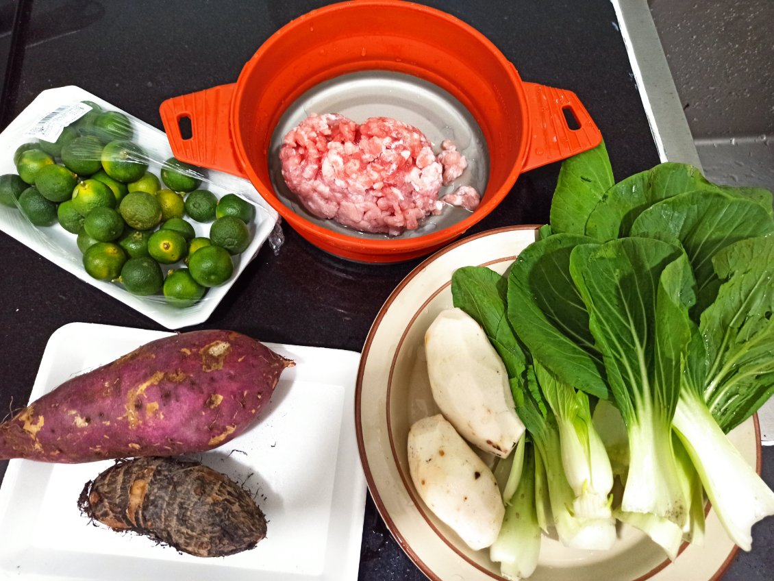 J6. Un autre petit déjeuner en préparation : 3 taros et 1 patate douce, porc, "bok choy" en anglais. Les calamansis sont pour un jus, même si elles ont bien d'autres usages (plats, peau, ...).