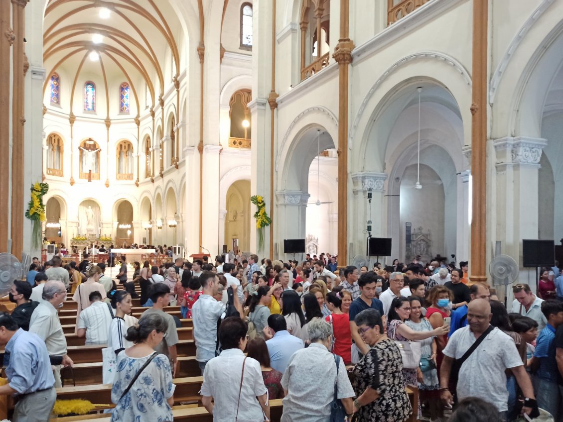 J6. Dans le centre-ville de Ho Chi Minh il y a une cathédrale, Notre Dame, construite sous l'ère coloniale française.