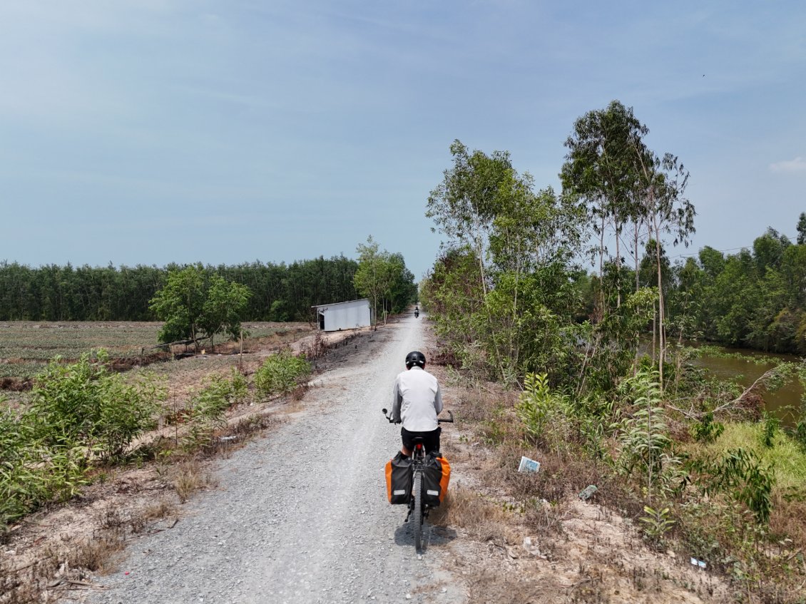 J2. Aujourd'hui beaucoup de routes gravillonnées. Température moyenne 45°C réel.