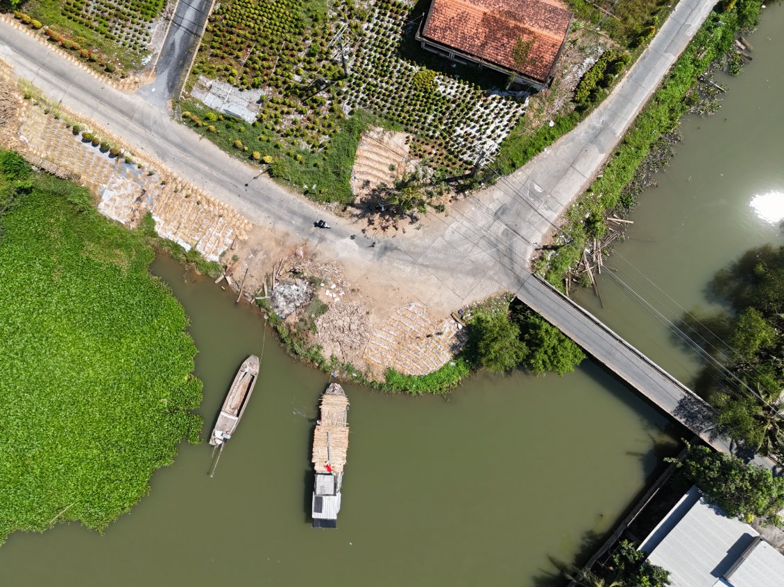 J9. Une des nombreuses petites routes que j'ai empruntée, toujours avec l'eau qui n'est jamais très loin ...