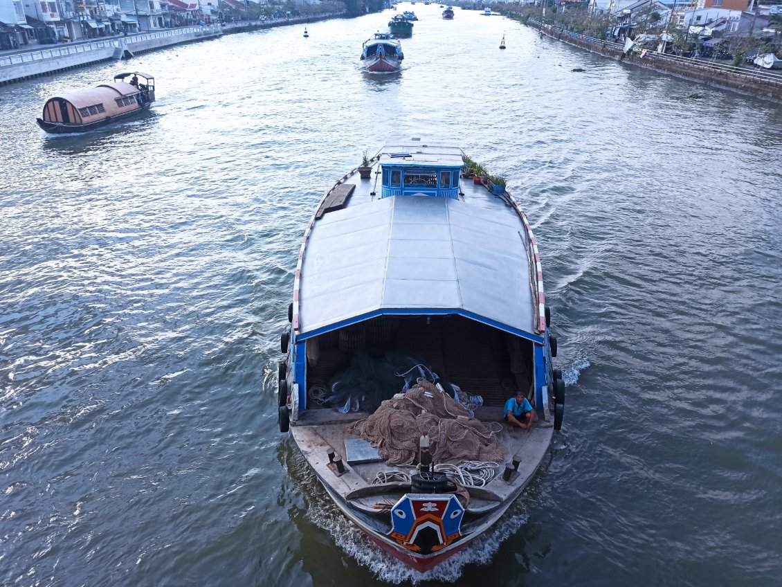 J9. Toujours dans la commune de Sa Đéc, les bateaux se suivent de très près.