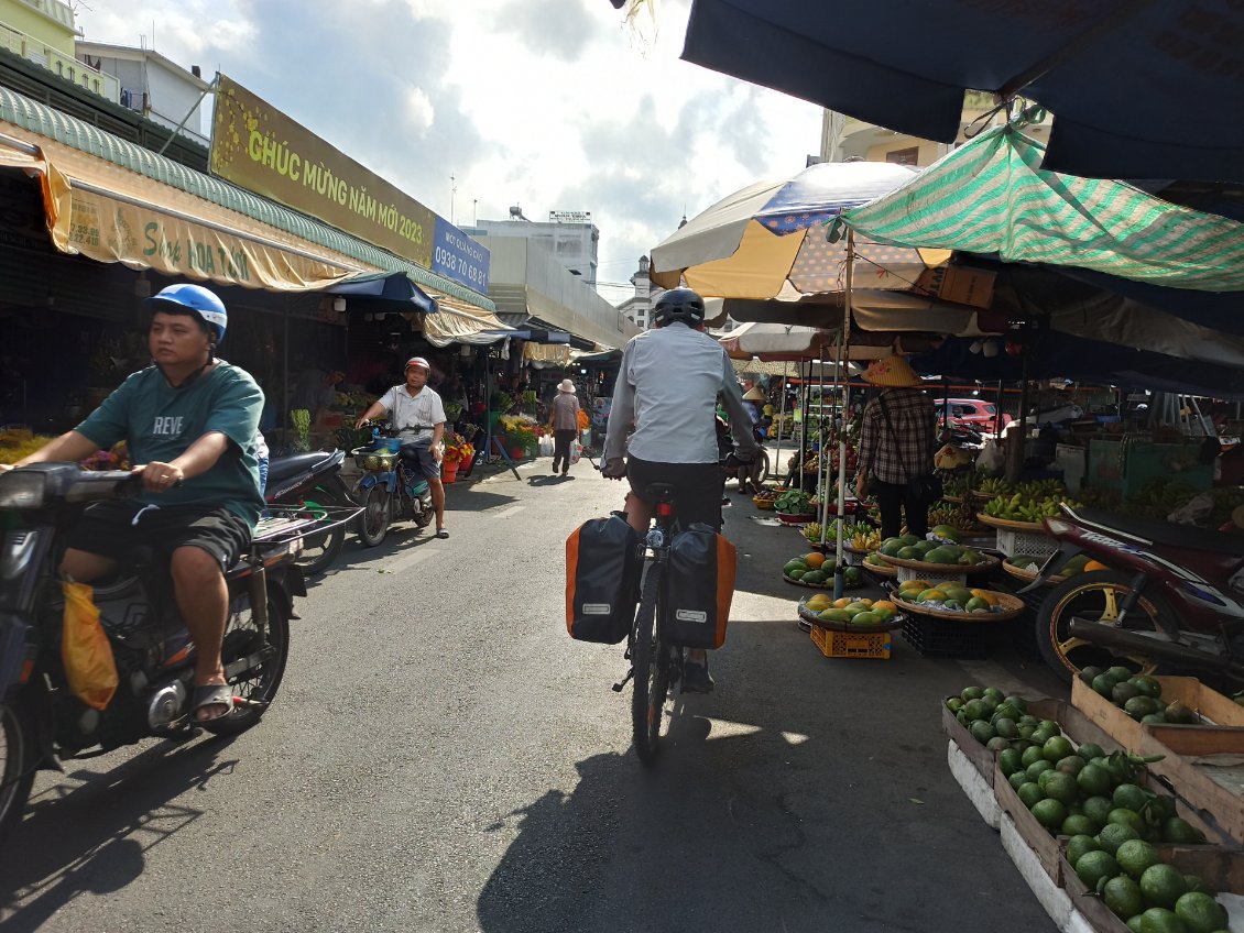 J10. Traversée du marché de Sa Đéc. J'ai été impressionné par sa taille.