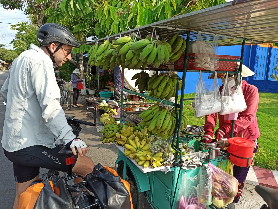 J11. J'achète à des commerçants de rue 5 à 10 fois par jour. J'ai particulièrement aimé celui-ci. Peut-être parce que la dame est bien organisée avec son vélo - boutique, les produits sont bien présentés et bons.