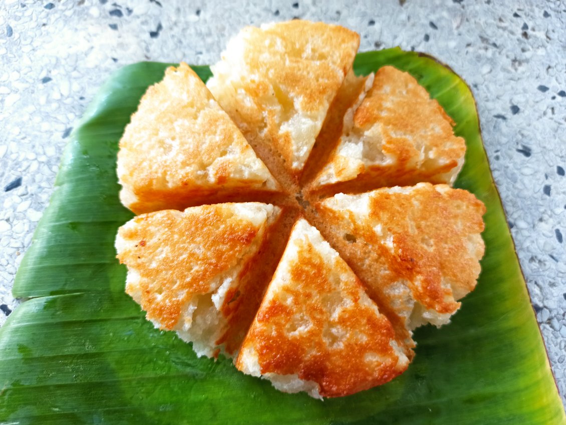 J11. Sorti de son moule, voici à quoi ressemble le gâteau au manioc. C'est vraiment très bon. La feuille de bananier est souvent utilisée pour emballer la nourriture. Le manioc mal préparé peut être un poison.