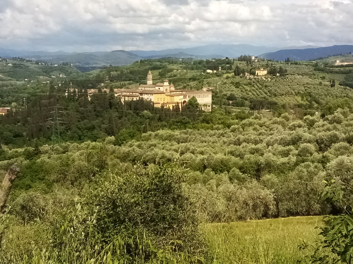 Peu avant Firenze, un bel ensemble de bâtiments : la certosa del Gallusso.