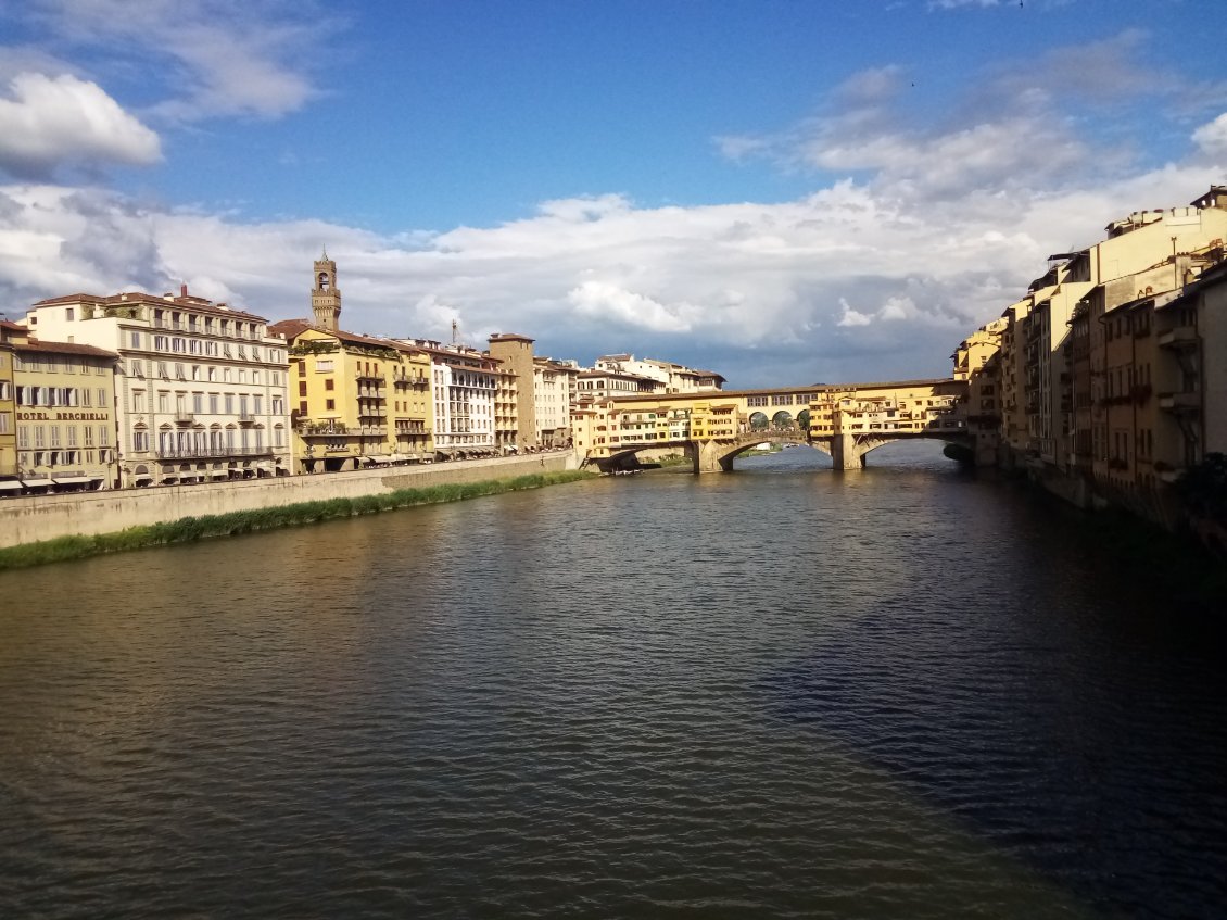 En traversant la ville, le ponte Vecchio qui enjambe l'Arno.