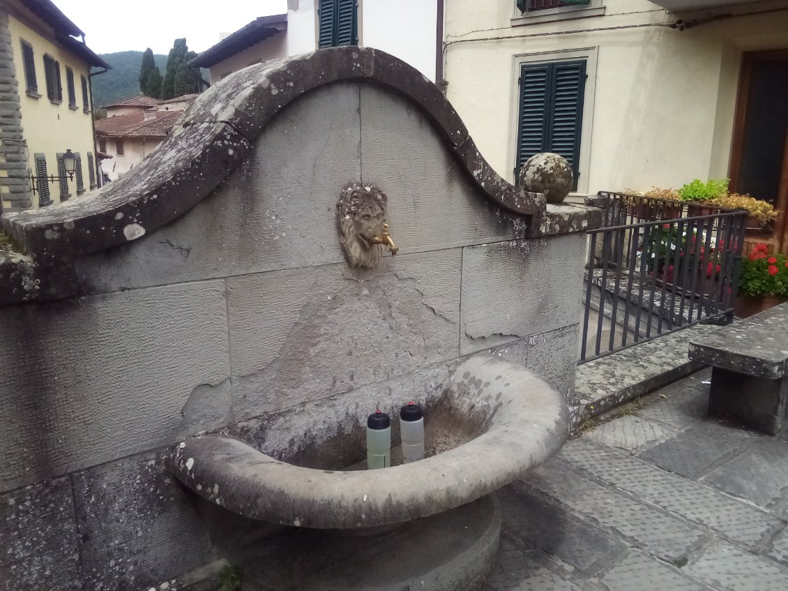 Le plein d'eau à la fontaine d'un village.