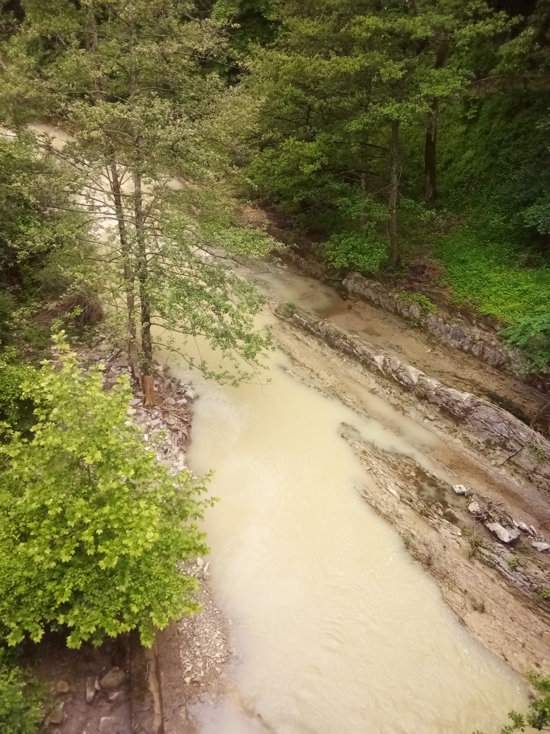 Avec les pluies d'orage de ces derniers jours, l'eau a pris de la couleur.