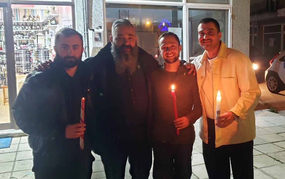 Le jour de la Pâques orthodoxe, je suis invité par les habitants de Chálastra qui m'offrent le gîte et le couvert. À minuit tout le monde se rassemble pour allumer des bougies sur la place du village.