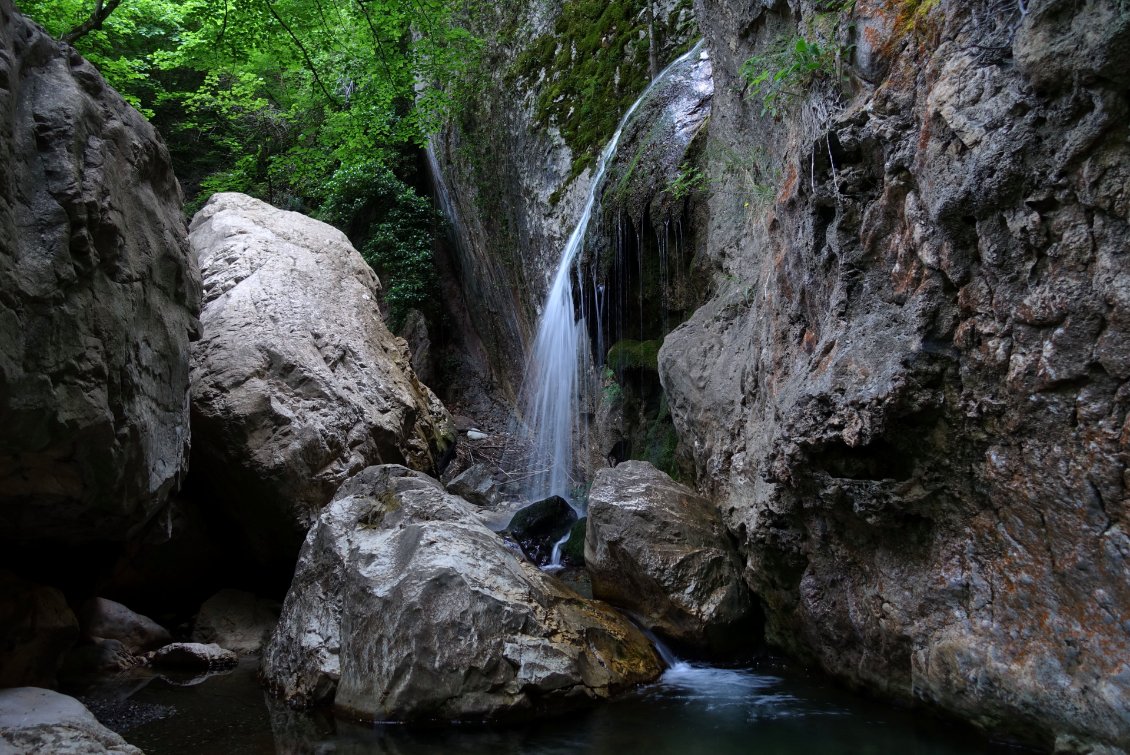 Après trois jours depuis Thessalonique, j'entre enfin dans des forêts qui offrent de l'ombre et un milieu plus agréable où marcher.