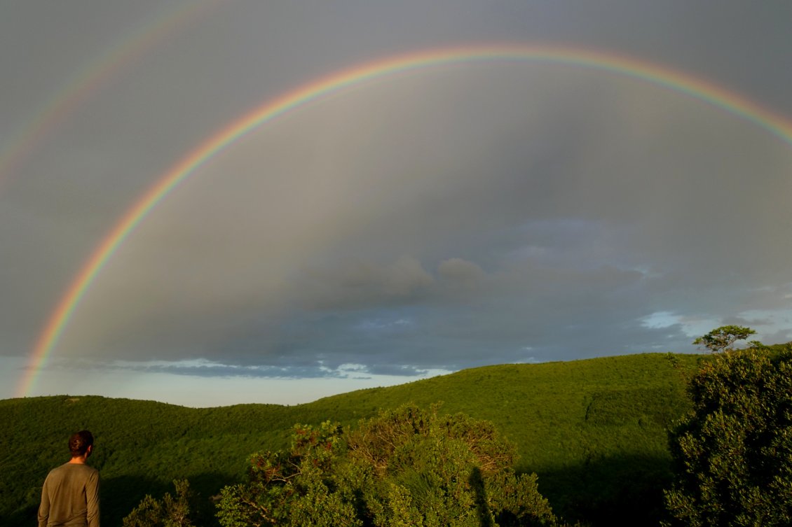 Un soir depuis les hauteurs des premières collines, un arc-en-ciel en ciel m'offre un moment de grâce. Une heure de spectacle avec le soleil couchant, suivi d'une nuit à la belle étoile, bercé par le bruit du vent, des insectes nocturnes, des oiseaux et des chevreuils.