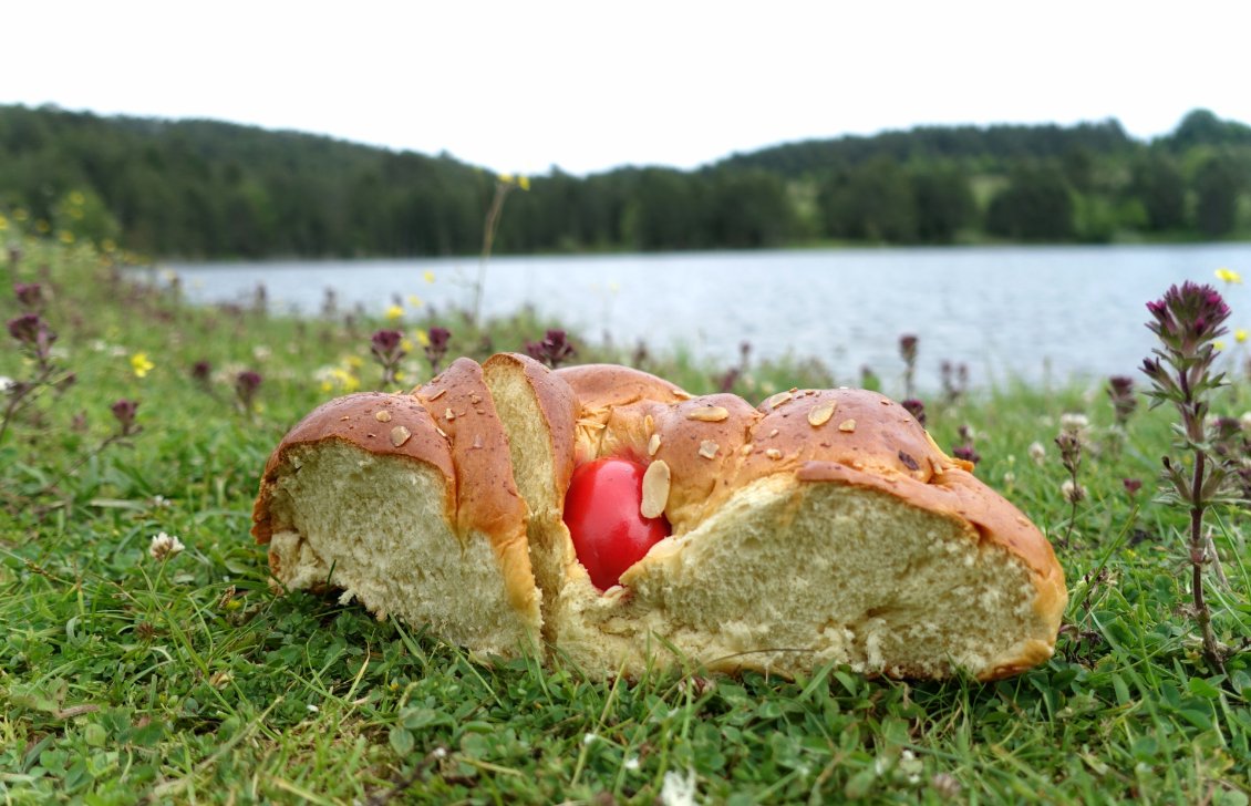 Brioche et œuf de Pâques, confectionnés pour la Pâques orthodoxe. Pendant les trois jours que dure la fête religieuse, on m'en offre quotidiennement.