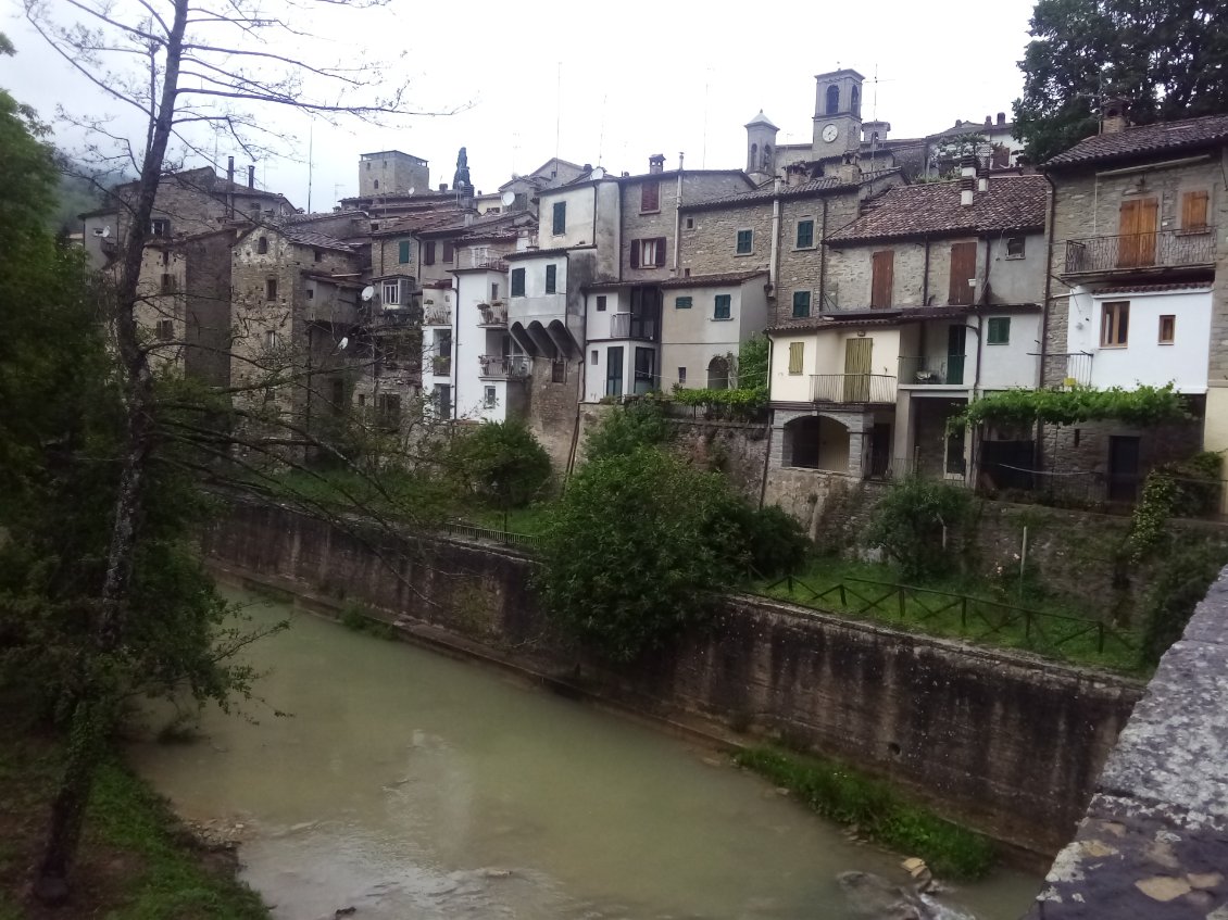 Les vieilles bâtisses de Portico di Romagna, le long des berges.