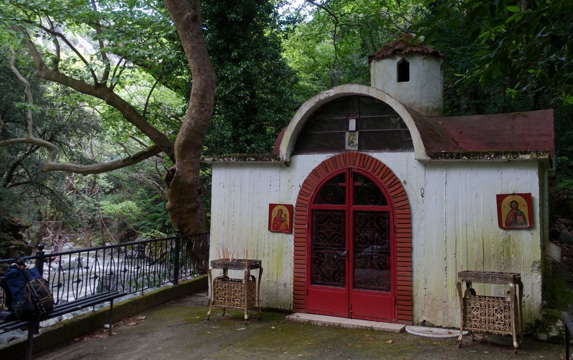 Encore un bivouac dans une église répérerée sur ma carte, au bord d'une rivière en pleine forêt.