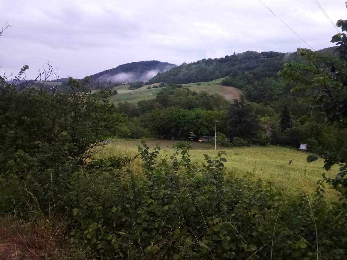 Il fait gris, des morceaux de nuages s'accrochent à flanc de collines.