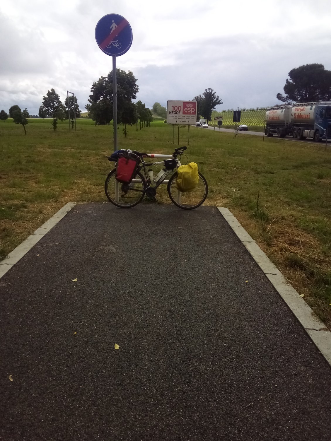 Il semblerait que le budget piste cyclable eut été un peu juste.
En tout cas c'est drôlement sympa de prévenir les gars. Merci.