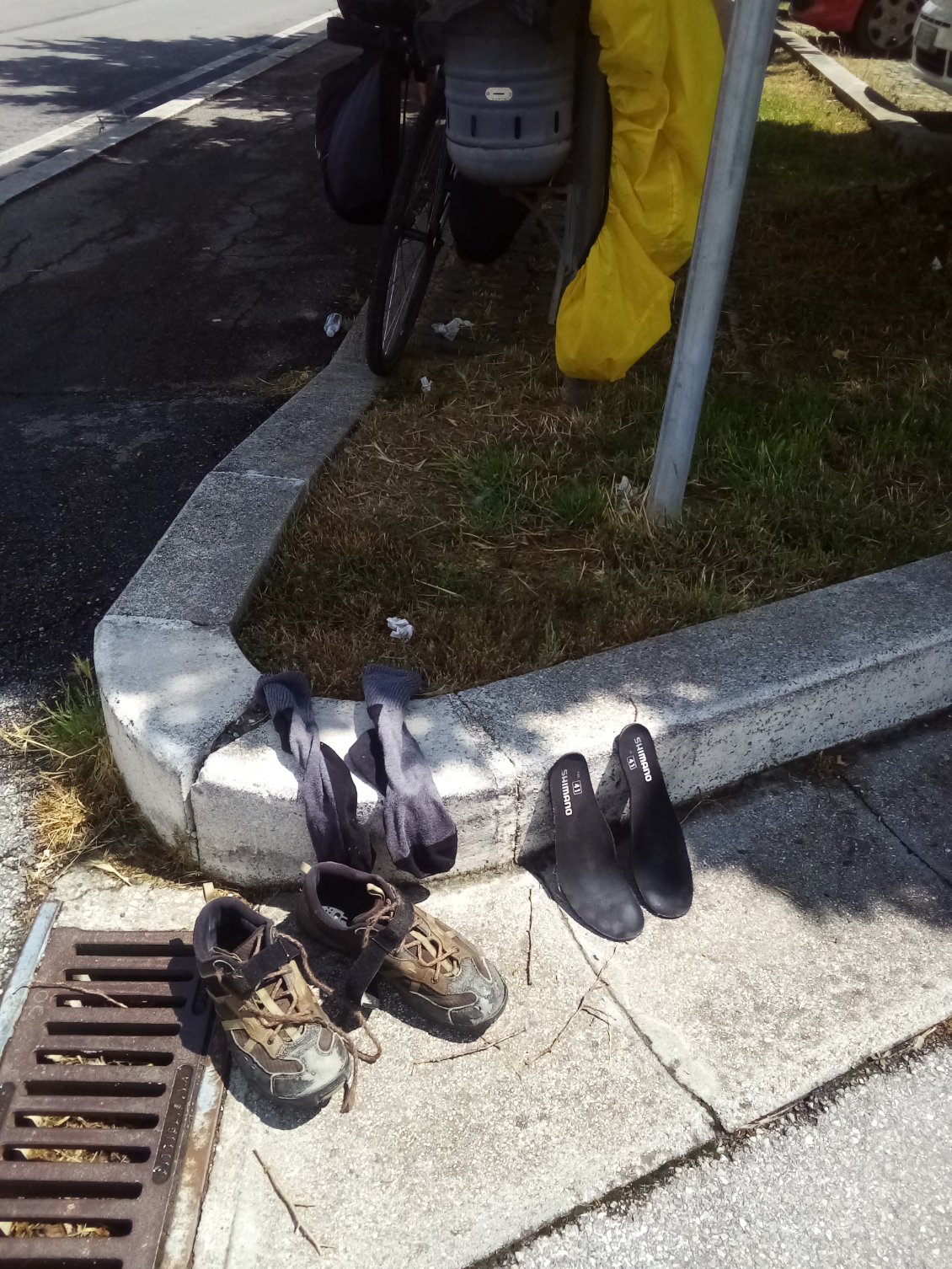 Pause casse-croûte pieds nus, faut que ça sèche.