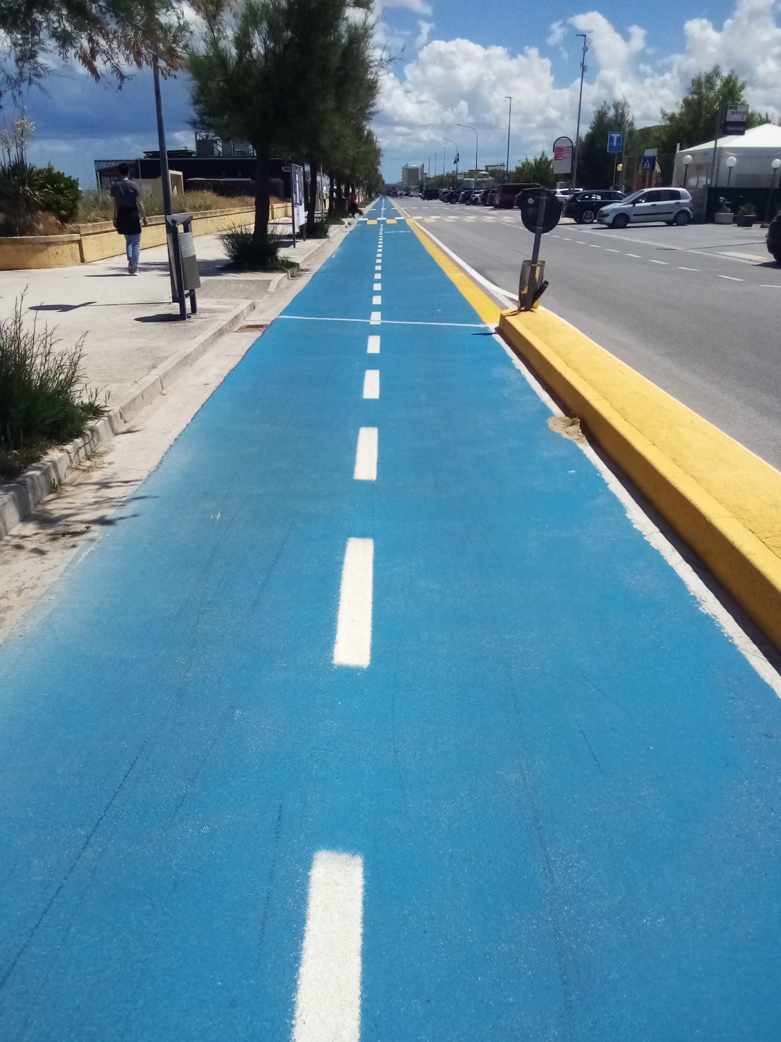 A nouveau sur une belle piste cyclable. C'est très très roulant.