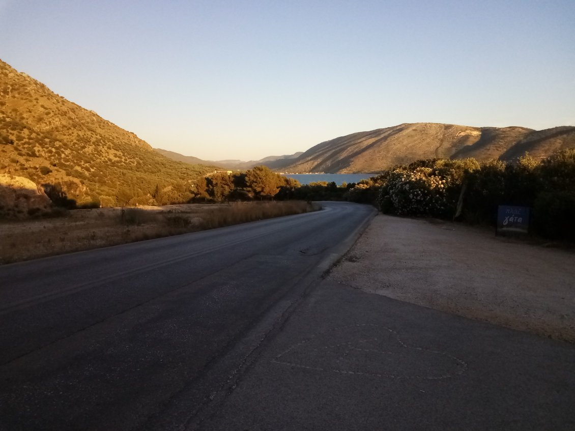 Puis ça descend !
Tout dans l'autre sens demain par contre car je dois repasser par Igoumenitsa.