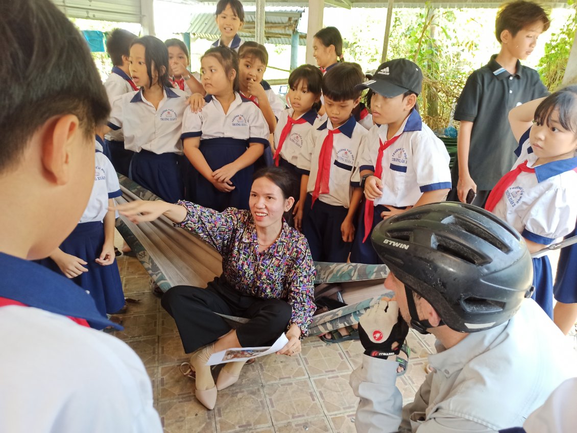 J14. Je continue à chercher une nouvelle école vietnamienne pour échanger avec la classe de CE2 - CM1 qui suit mon voyage en France (ça n'a pas bien fonctionné la dernière fois). Ce ne sera pas celle-ci non plus, peut-être à une prochaine occasion si elle se présente.