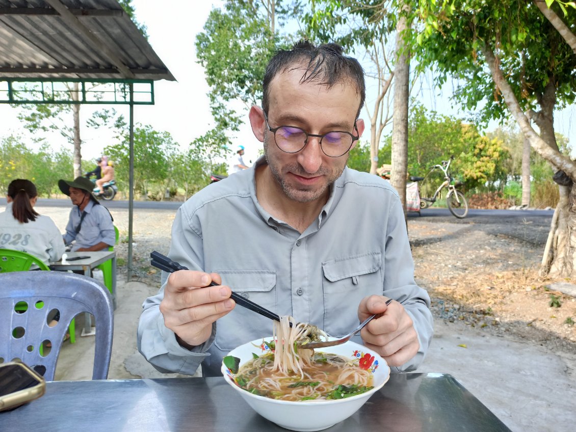 J14. Au petit déjeuner je prends généralement un bouillon vietnamien (pho), avec nouilles de riz, herbes, viandes ou plus rarement crustacés. De multiples variantes existent.