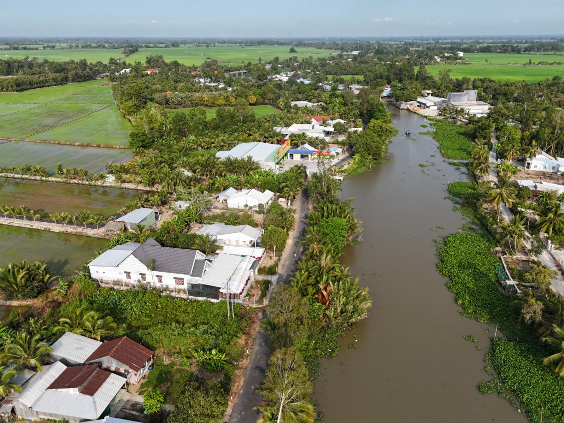 J15. En prenant un peu de hauteur voici à quoi ça ressemble : canal - route - habitations - plantations de riz.