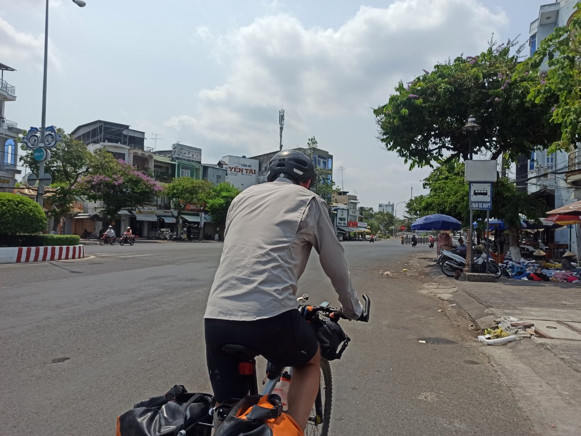 J15. Rạch Giá est en pleine expansion, avec de larges avenues typiques des grandes villes vietnamiennes (photo), de nouveaux quartiers chics en construction mais déserts, et de petites rues animées.