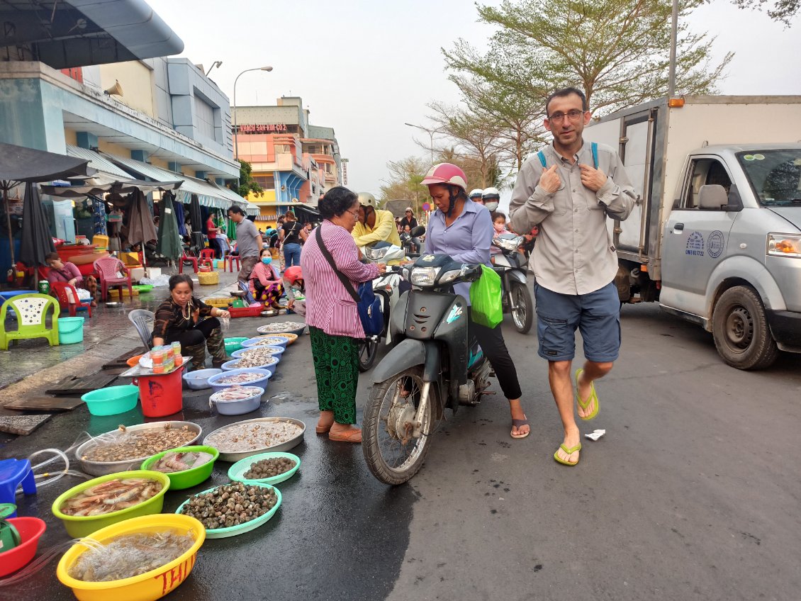 15. Le transport en commun m'a déposé à Hà Tiên, dernière ville vietnamienne avant la frontière avec le Cambodge. J'aime cette ville. Je flâne sur le marché où poissons et crustacés sont vendus en nombre et hyper frais.