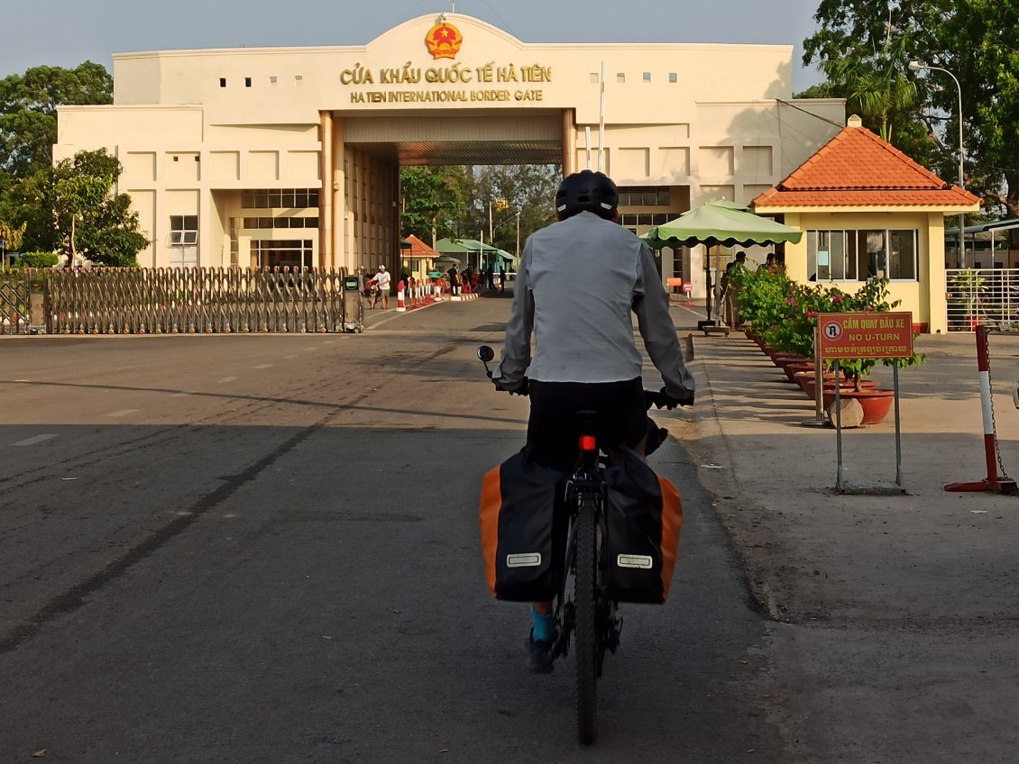 J16. Passage de la frontière Vietnamo - Cambodgienne. 35€ y compris les 5€ de bakchich des douaniers.