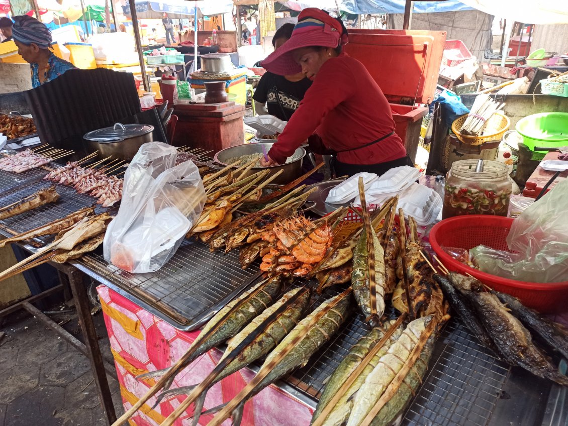 J16. Le marché de Kep. La ville ne me fait pas vibrer plus que cela. Elle tire ses revenus quasi exclusivement du tourisme et des expatriés.