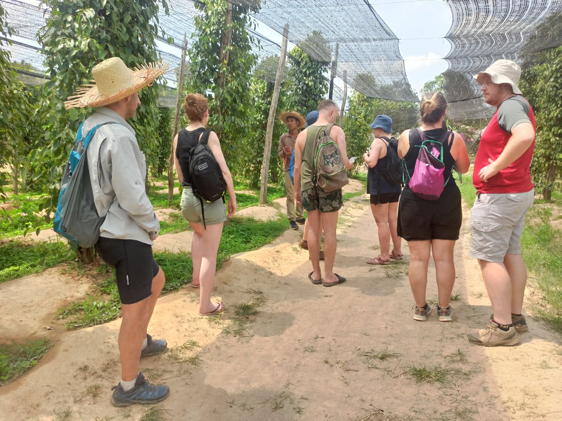 J17. Visite guidée d'une ferme de poivre de la région tenu par un couple franco - belge.