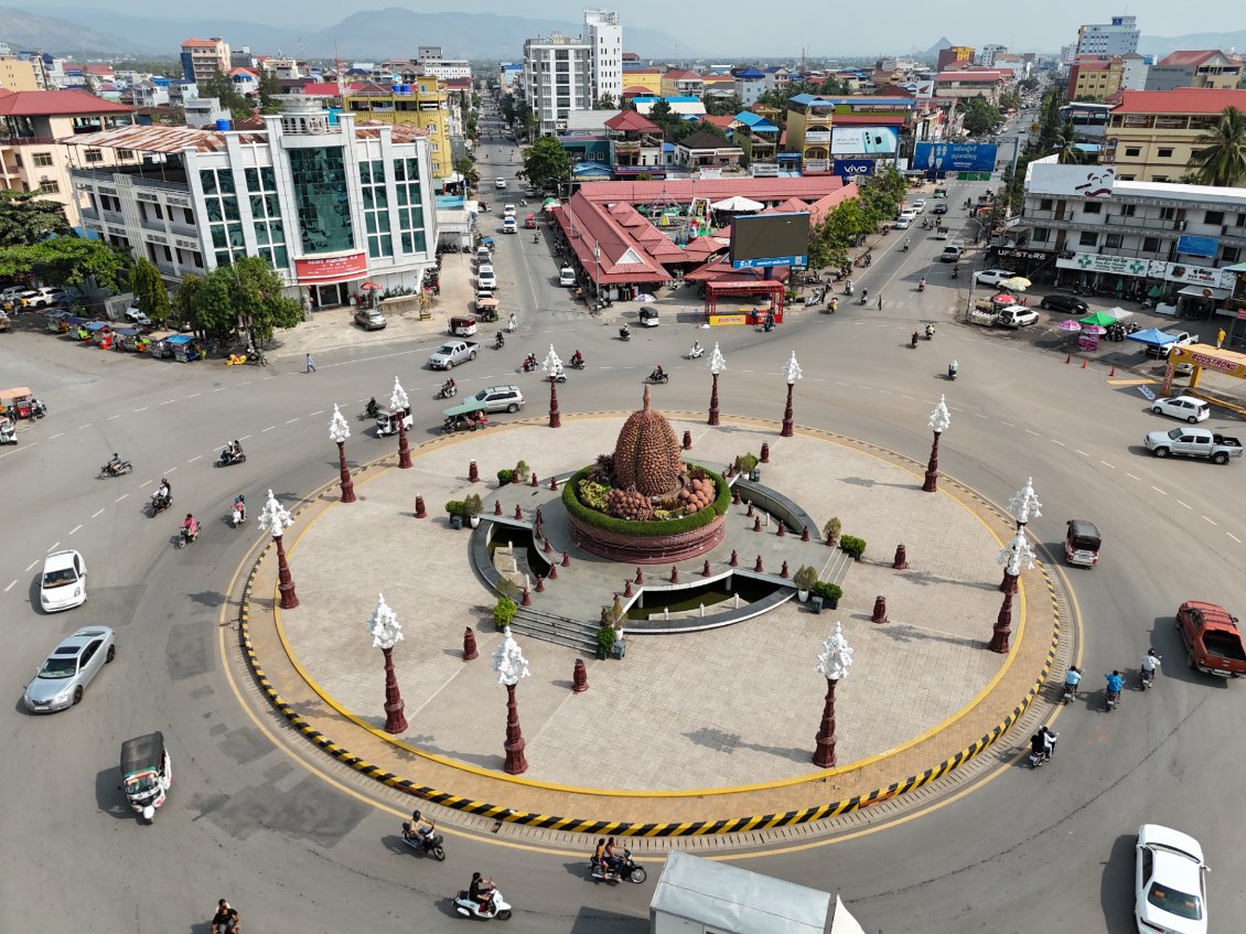 J18. Le rond-point du Durian dans la ville de Kampot. La ville était auparavant la capitale du fruit au Cambodge, mais aussi le plus grand port de la côte sud.