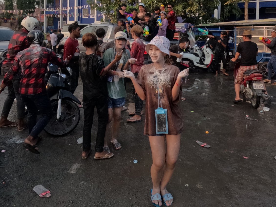 J20. Nouvel an Cambodgien fêté durant 3 jours pour célébrer la fin des moissons et jouir du fruit des récoltes avant la saison des pluies. Tout le monde se jette du talc et s'asperge d'eau.