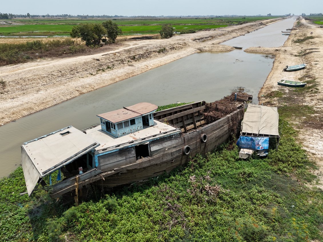 J21. Un bateau abandonné.