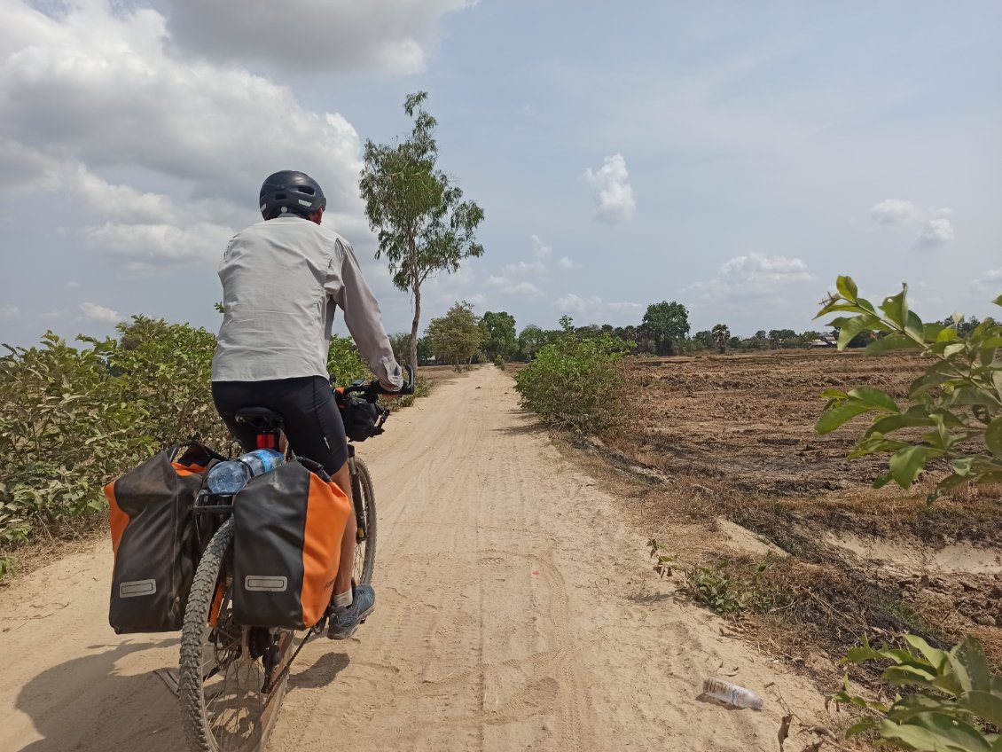 J23. Je me rapproche de la capitale, Phnom Penh, plus que 2 heures de vélo.