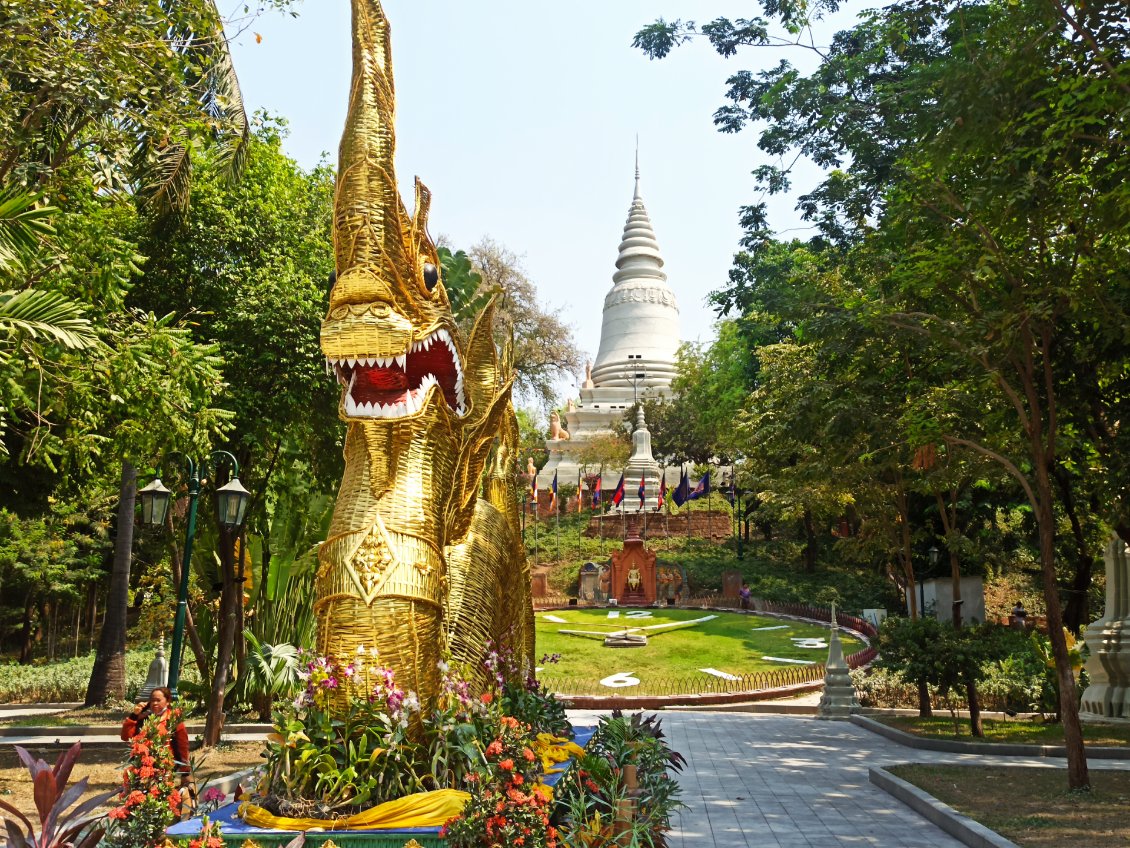 J24. Dans le capitale du Cambodge, Phnom Penh, "Wat Phnom" est l'une des plus anciennes pagodes bouddhistes de la ville.