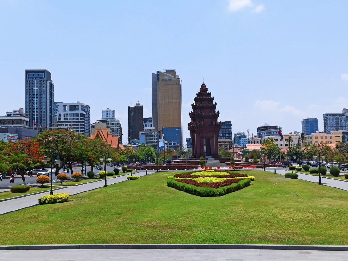 J26. Phnom Penh a également des quartiers modernes, même s'ils restent relativement limités. Au centre du giratoire le monument commémore l'indépendance de la France en 1953.