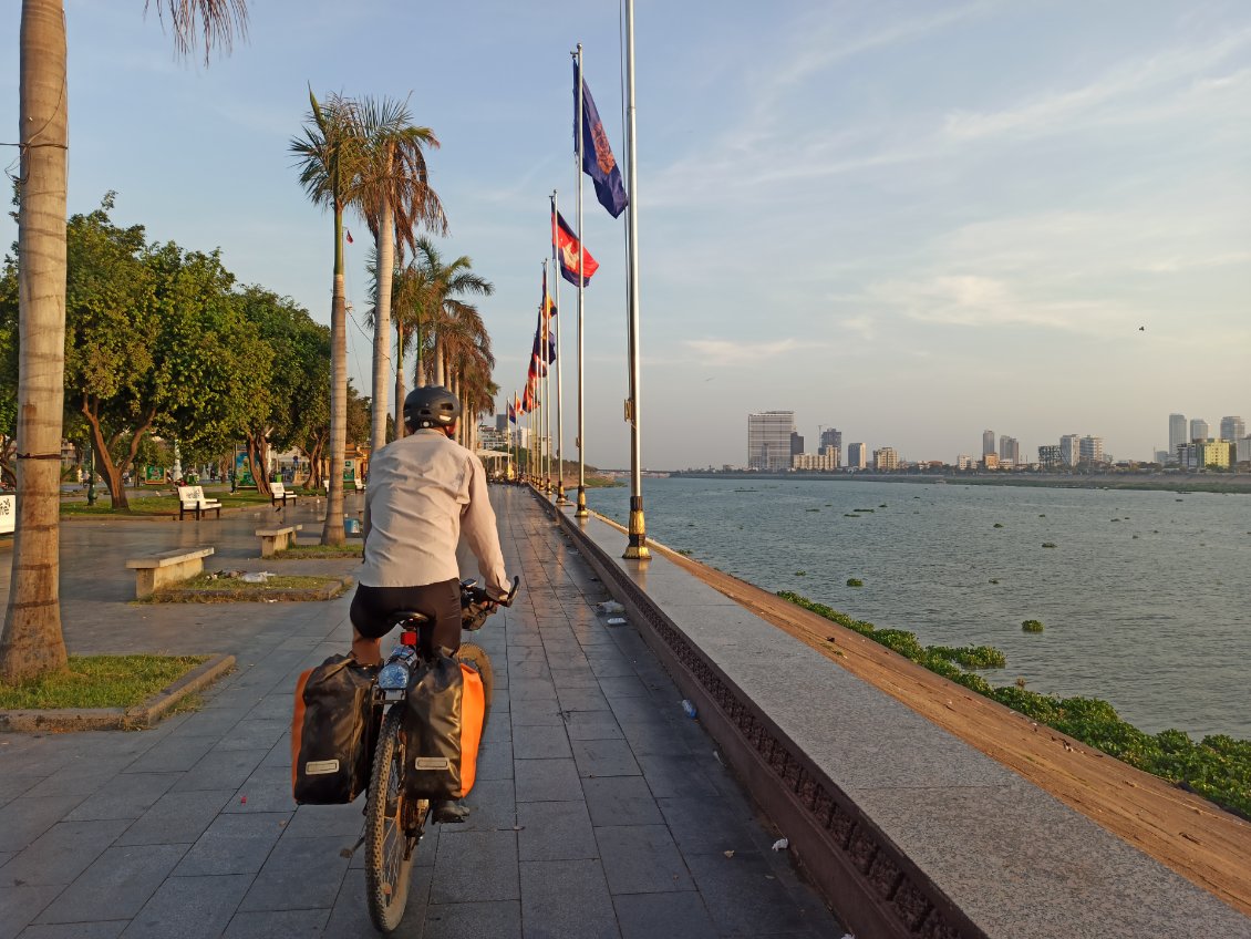 J28. C'est reparti. Départ de Phnom Penh au petit matin, à la confluence du Tonlé Sap et du Mékong.