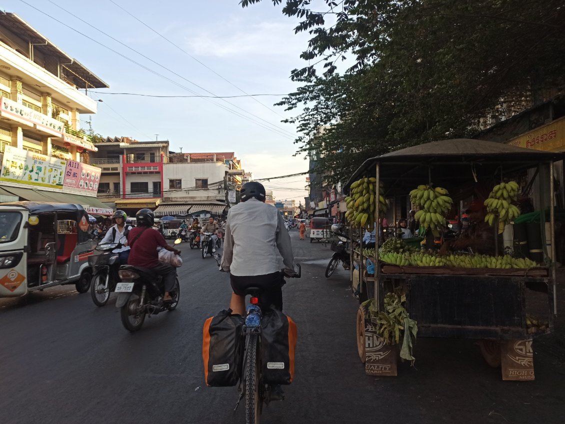 J28. Loin des spots touristiques, ma partie préférée de Phnom Penh reste ses quartiers animés par la vie locale.