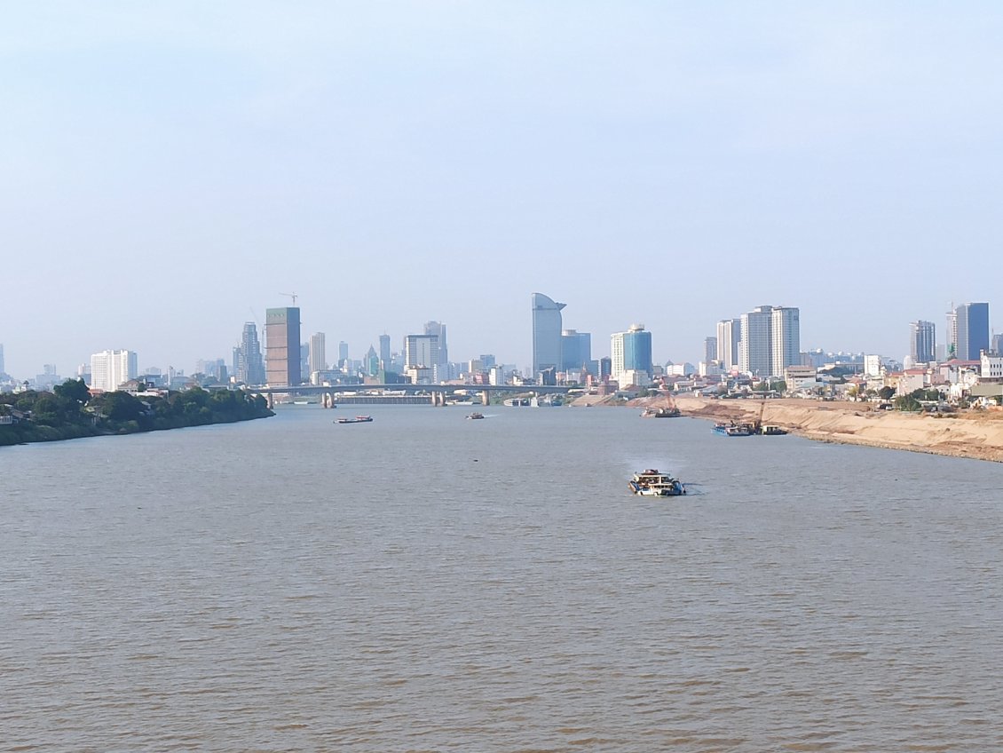 J28. Un dernier coup d'oeil sur le Phnom Penh moderne qui émerge de terre.