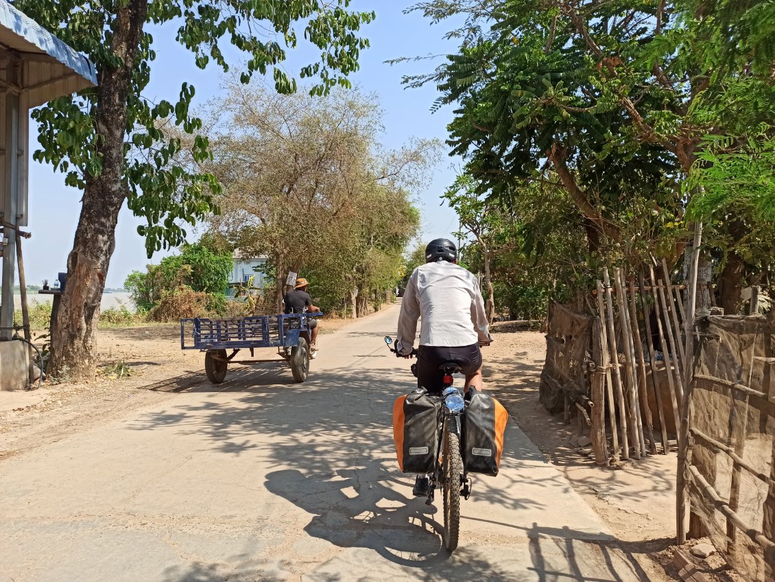 J28. Je longe le fleuve Tonlé Sap sur plusieurs dizaines de kilomètres. Cette partie est aménagée, propre, et visiblement avec un niveau de vie amélioré.