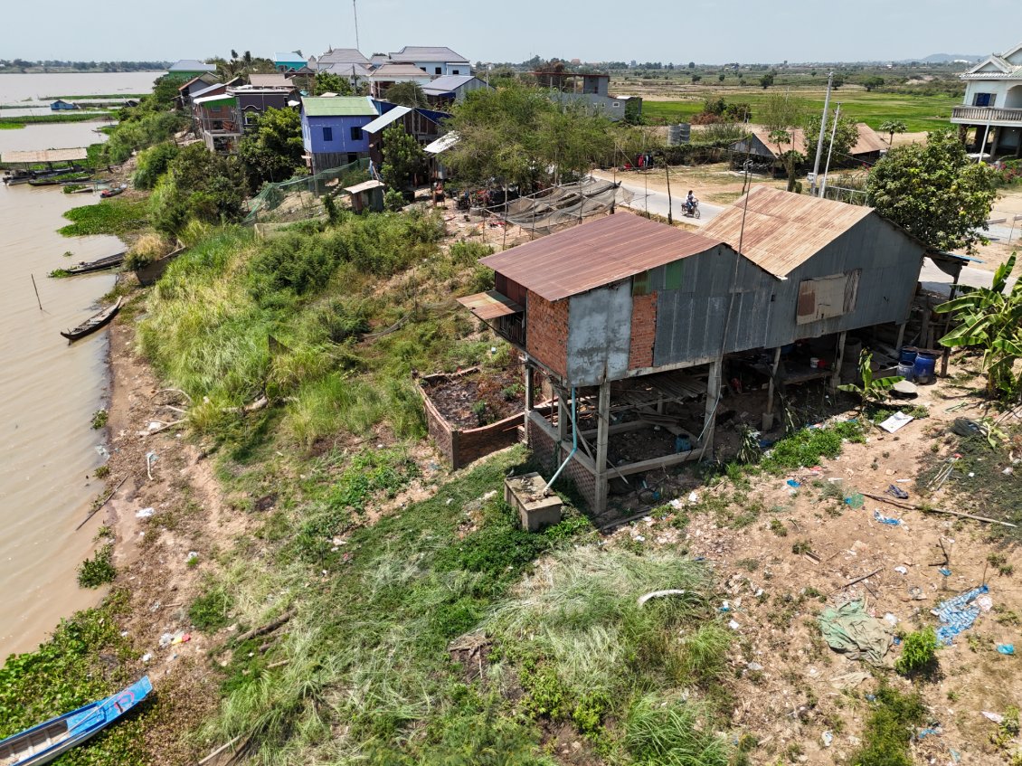 J28. Les maisons traditionnelles cambodgiennes sont souvent sur pilotis. En campagne il y en a partout. Il n'est pas rare de voir un occupant en-dessous, dans un hamac, à la recherche d'un peu de fraicheur.