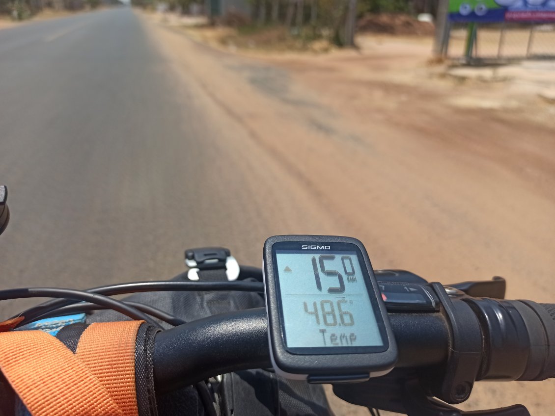 J28. Près de 49°C avec le vent "rafraîchissant" à l'avancée. Avril est le mois le plus chaud de l'année, et depuis 2 jours je suis dans le pic de chaleur.